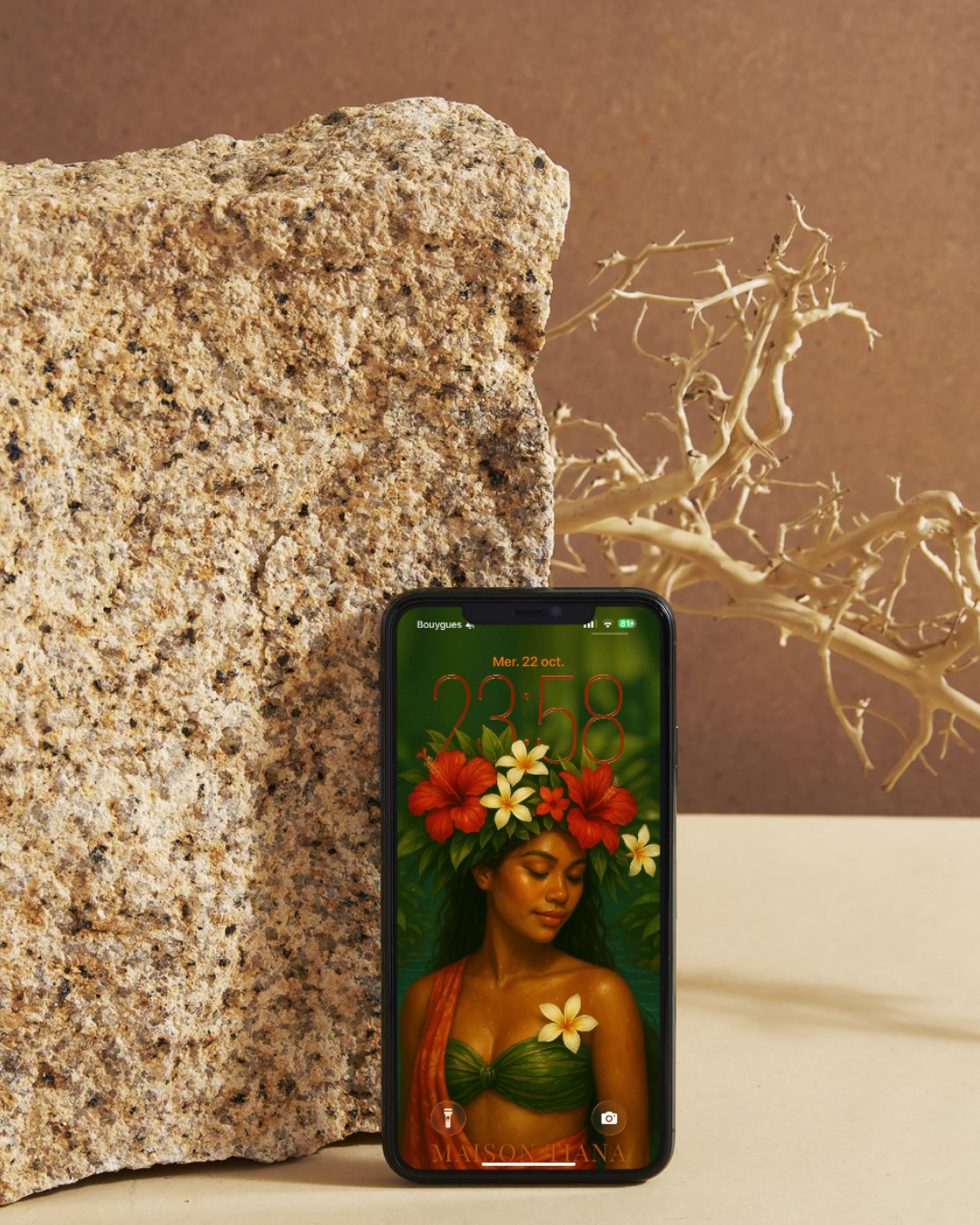 Écran de téléphone affichant la muse d’eau de Maison Tiana – femme florale aux fleurs tropicales rouges et blanches.