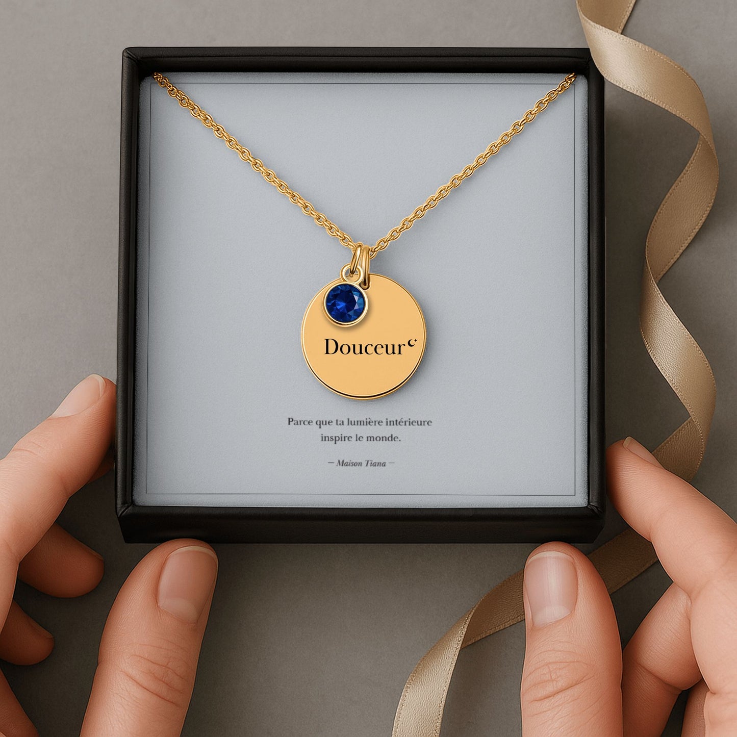 Collier Douceur – cristal étoilé Maison Tiana présenté dans son écrin prêt à offrir, bijou talisman lumineux.