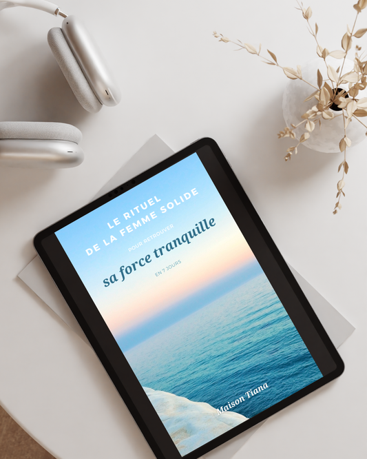Ebook Le Rituel de la Femme Solide posé sur une table – rituel poétique et sensoriel Maison Tiana pour retrouver la force tranquille.